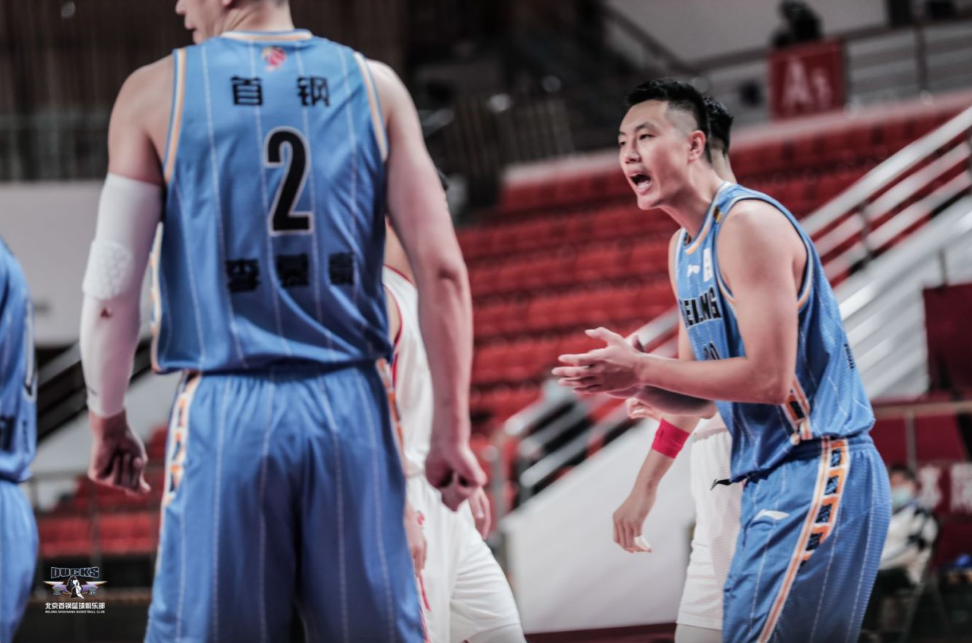 队长担当!他的表现影响整个球队形势 队长担当!他的表现影响整个球队形势