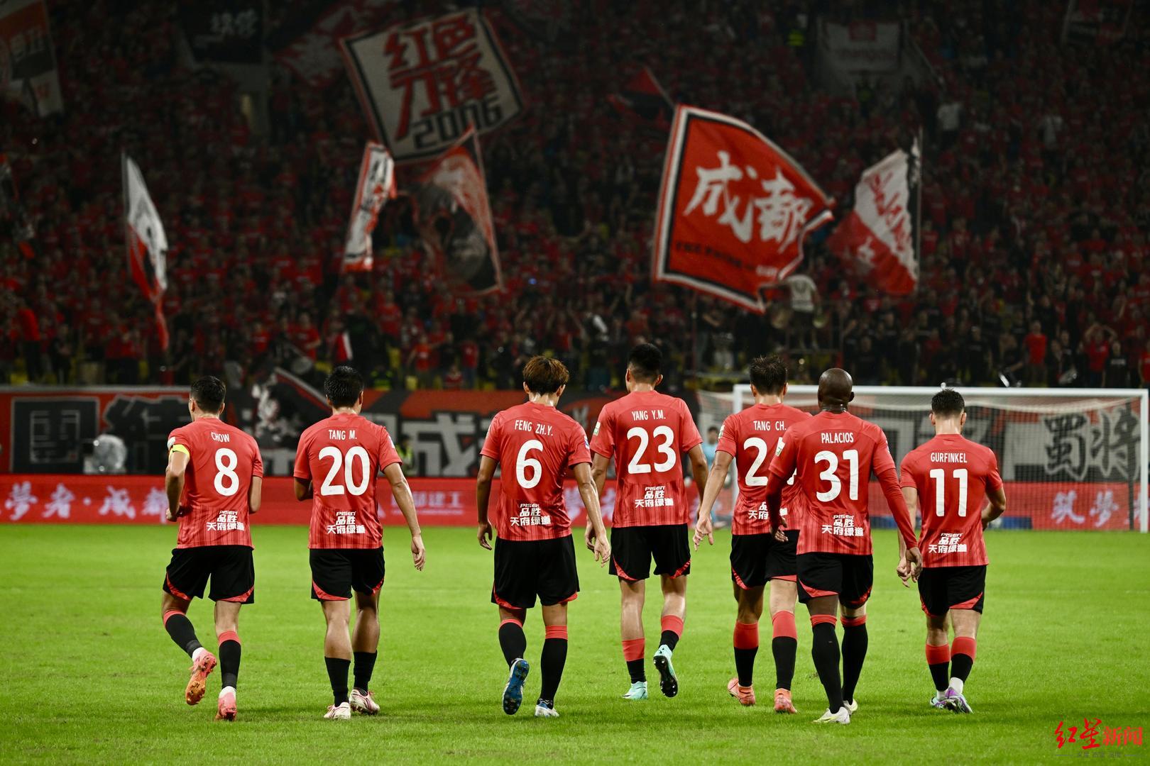 大场面关键时刻射入制胜球,为球队带来胜利 大场面关键时刻射入制胜球,为球队带来胜利