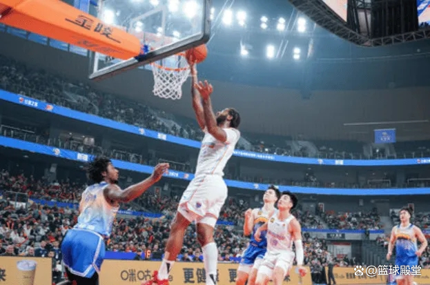 关键比赛中球员实现完美合作,取得胜利 关键比赛中球员实现完美合作,取得胜利