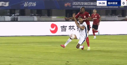 裁判执法!多次争议判罚让场外情绪激动 裁判执法!多次争议判罚让场外情绪激动