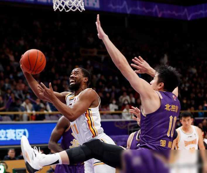 甘肃队在激战中全力以赴,取得胜利 甘肃队在激战中全力以赴,取得胜利