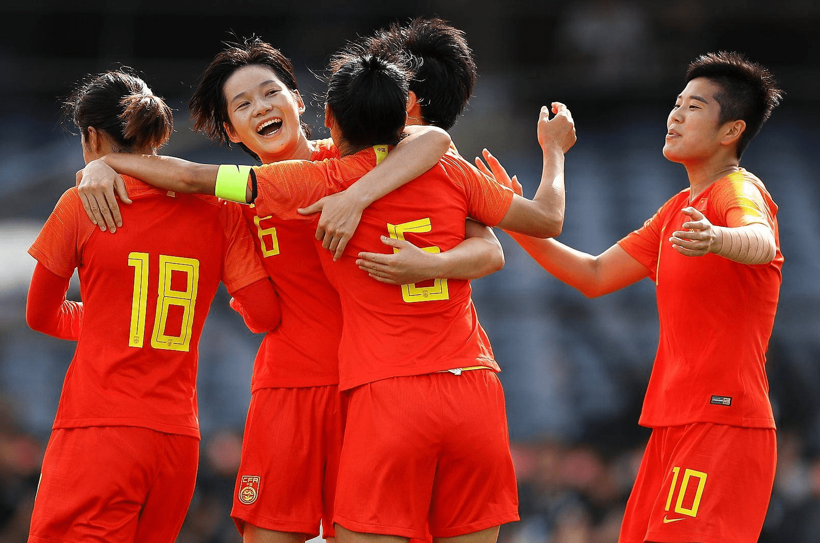 中国女足打败对手,队员团结合作取得胜利! 中国女足打败对手,队员团结合作取得胜利!