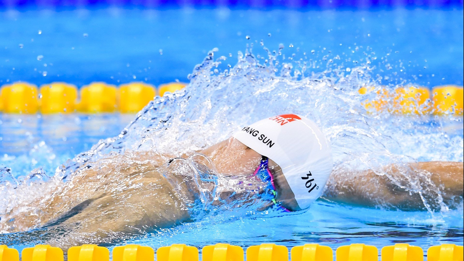 范弗利特爆发助76人速胜北京队,展现NBA与CBA的差距